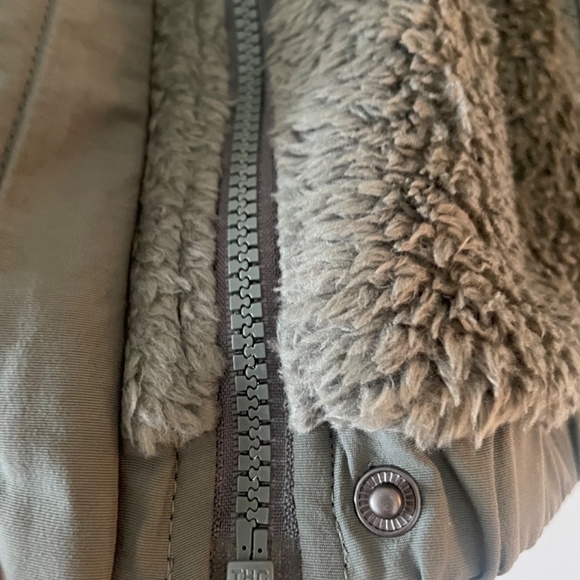 Vuori women's Cozy Sherpa Jacket Green Size Medium NWOT - Picture 5 of 14